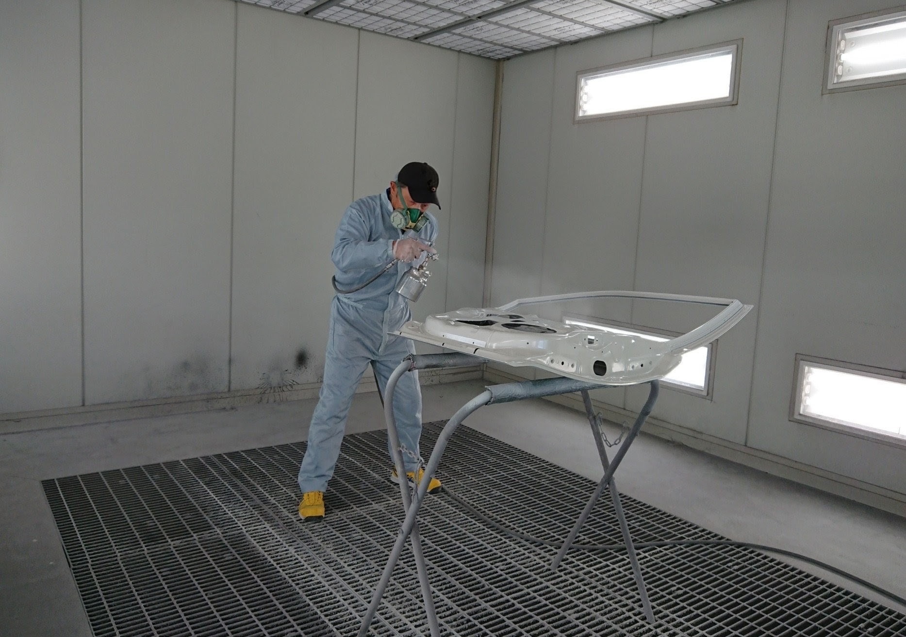 自社工場で鈑金塗装を行う作業風景