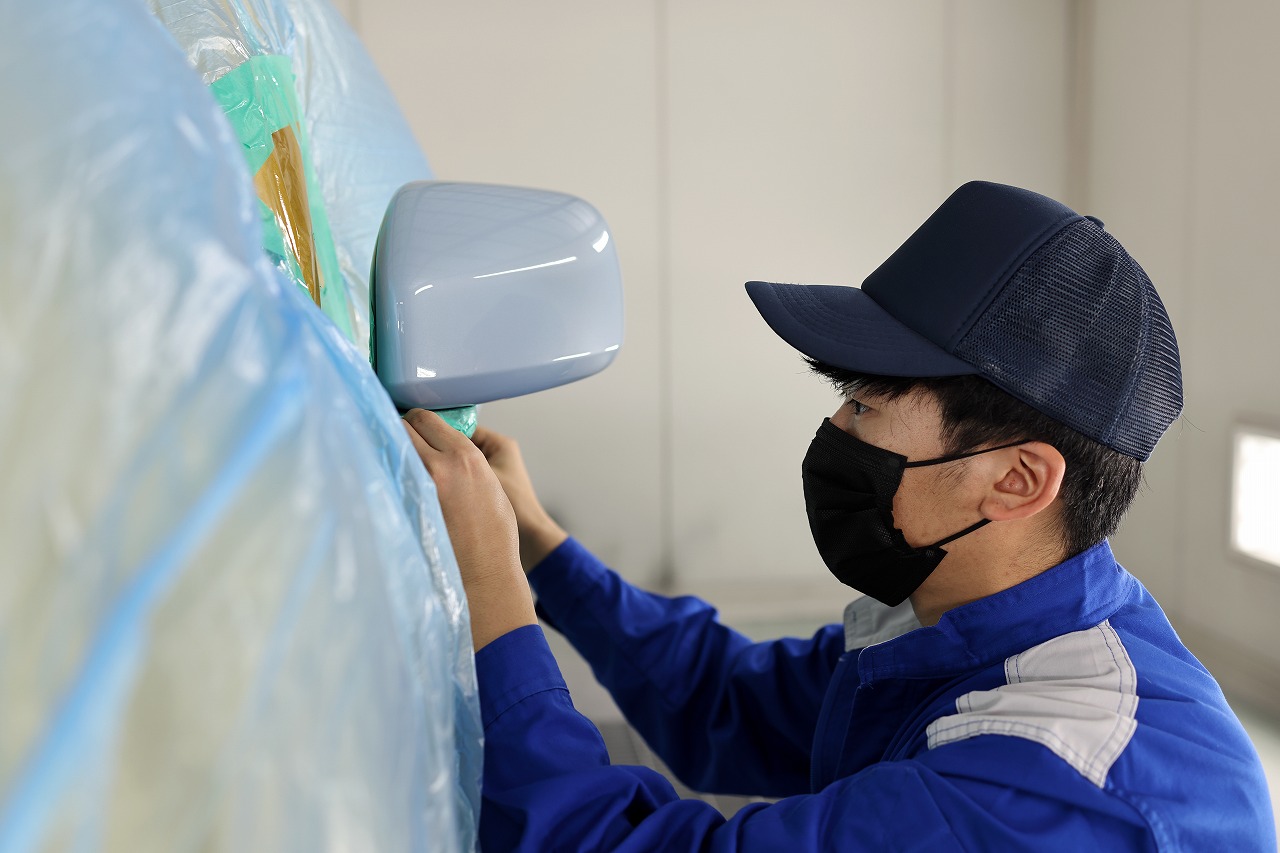 塗装前の丁寧なマスキング作業